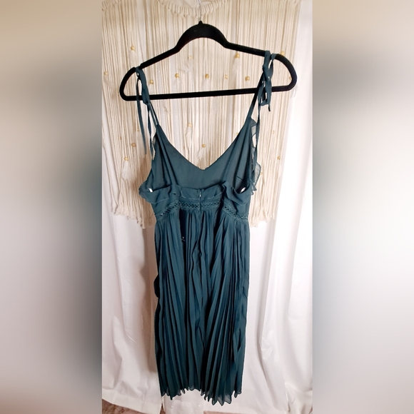 lulu's pleated midi dress v-neckline size S color emerald green - Picture 16 of 16